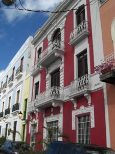 Häuserzeile in San Juan, der kolonialen Perle auf der Karibikinsel Puerto Rico