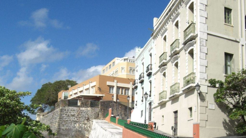 Straßenzug in San Juan, der Hauptstadt der Karibikinsel Puerto Rico