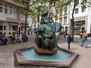 ein Bronze-Brunnen in der Grand Rue in Luxemburg