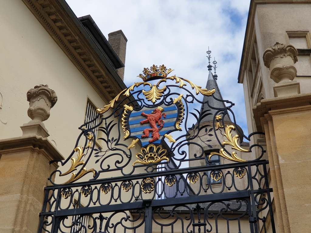 ... das Wappen von Luxemburg am Großherzoglichen Palast.
