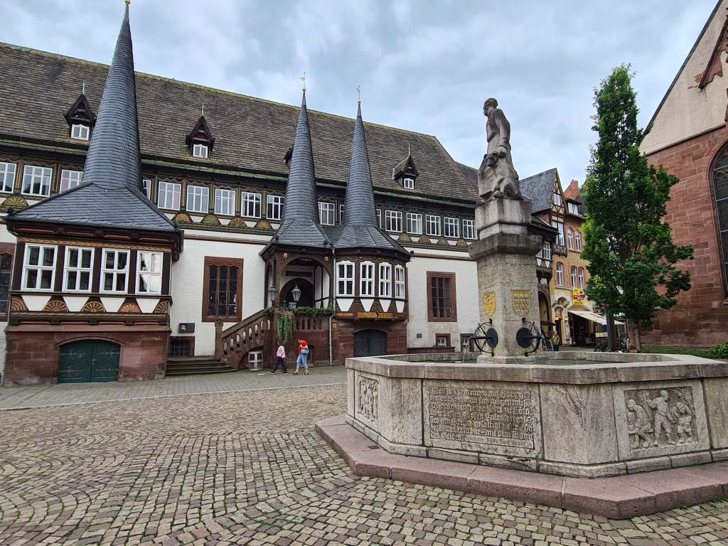 das Alte Rathaus der Fachwerkstadt Einbeck im Süden Niedersachsens
