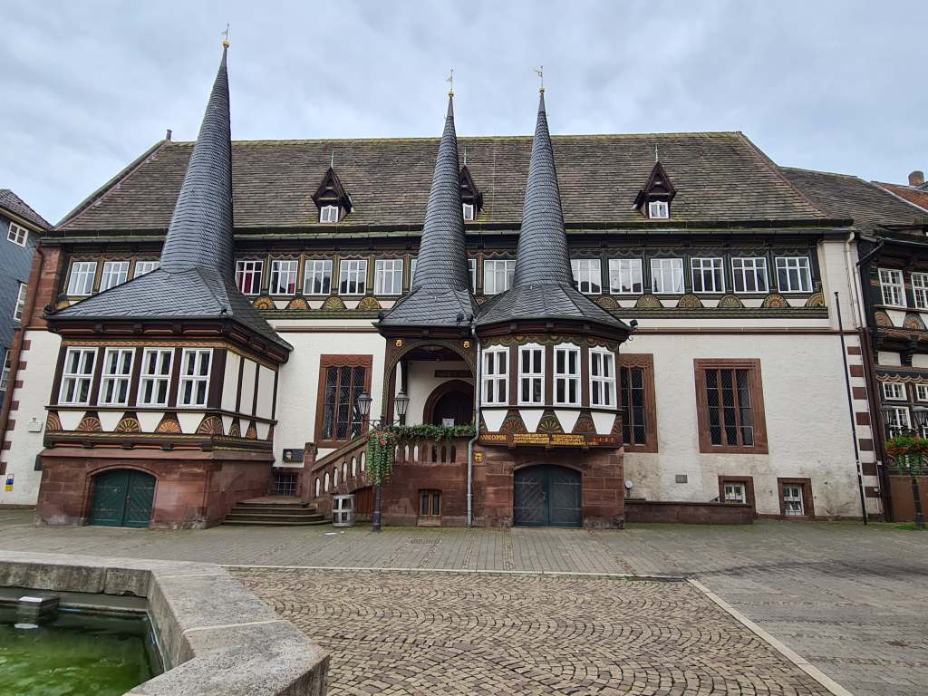 das Alte Rathaus der Fachwerkstadt Einbeck im Süden Niedersachsens