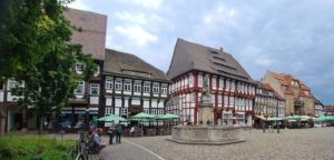 der Markplatz in Einbeck, Niedersachsen, mit dem Till-Eulenspiegel-Brunnen