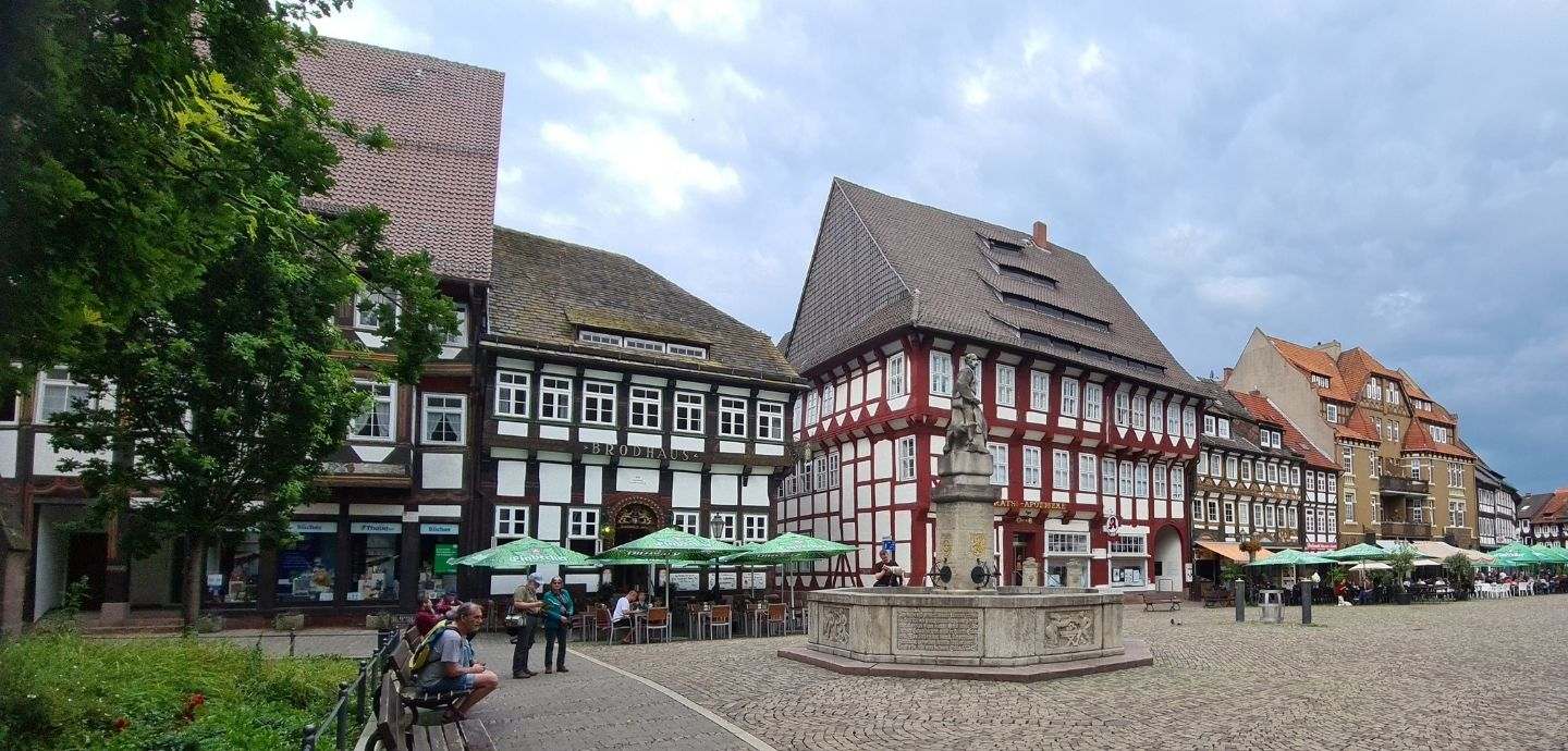 der Markplatz in Einbeck, Niedersachsen, mit dem Till-Eulenspiegel-Brunnen