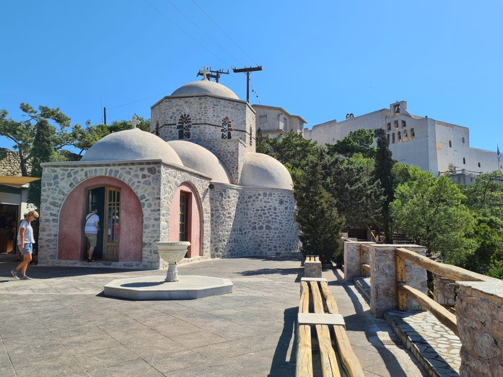Kloster auf dem höchsten Berg von Santorin, Griechenland