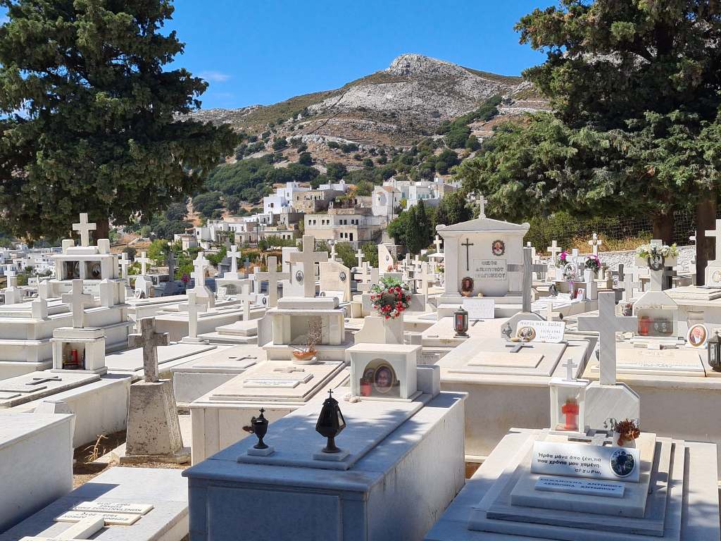 der Friedhof von Apiranthos auf dem Kykladeneiland Naxos, Griechenland