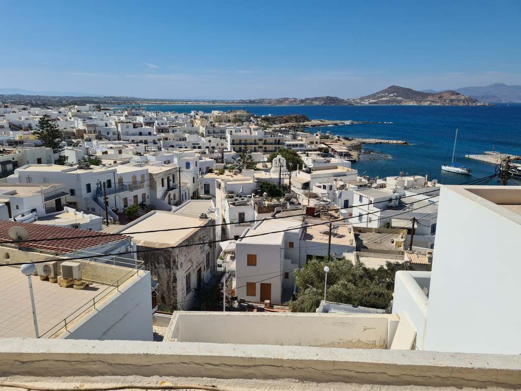 Blick vom venenzianischen Castro auf das Häusermeer von Chora, Hauptort auf der Kykladeninsel Naxos, Griechenland