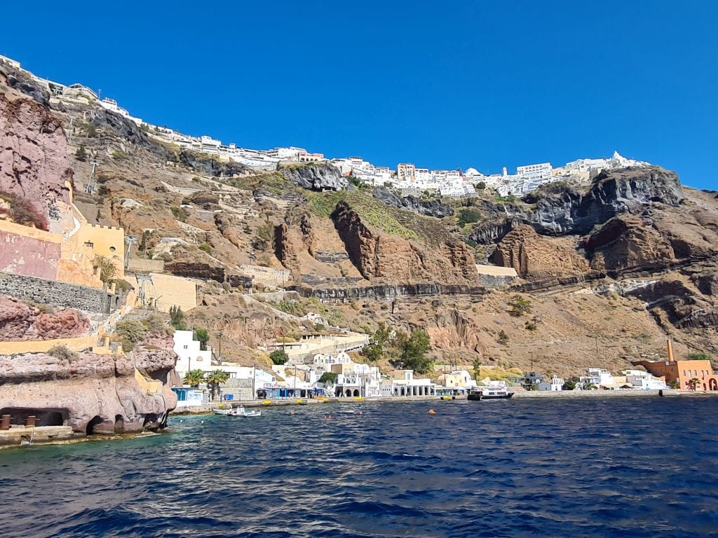 Blick auf die Steilküste von Santorin, Griechenland