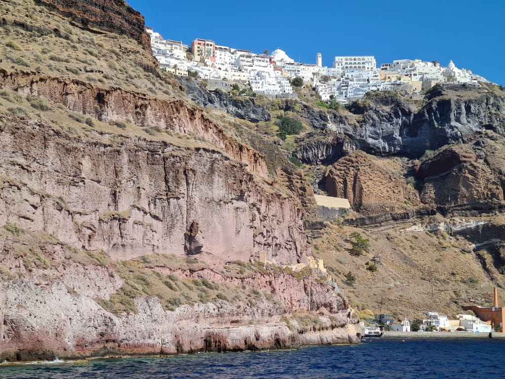 Blick auf die Steilküste von Santorin, Griechenland