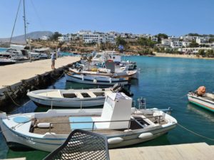 Der Hafen von Piso Livadi im Osten von Paros, GRiechenland