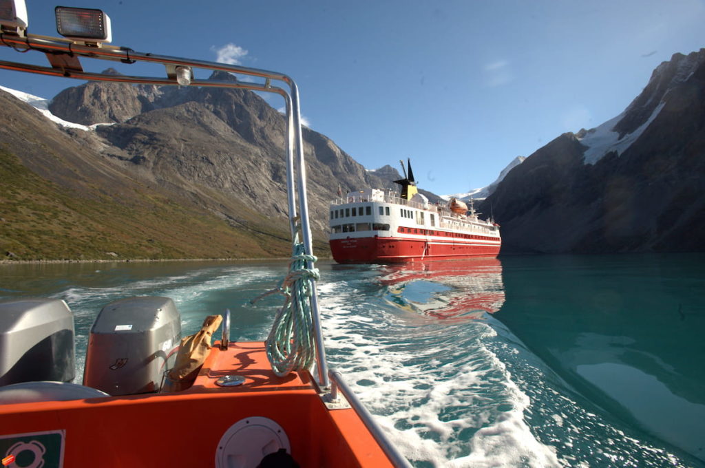 Schiff der Arctic Umiaq Line in Grönland