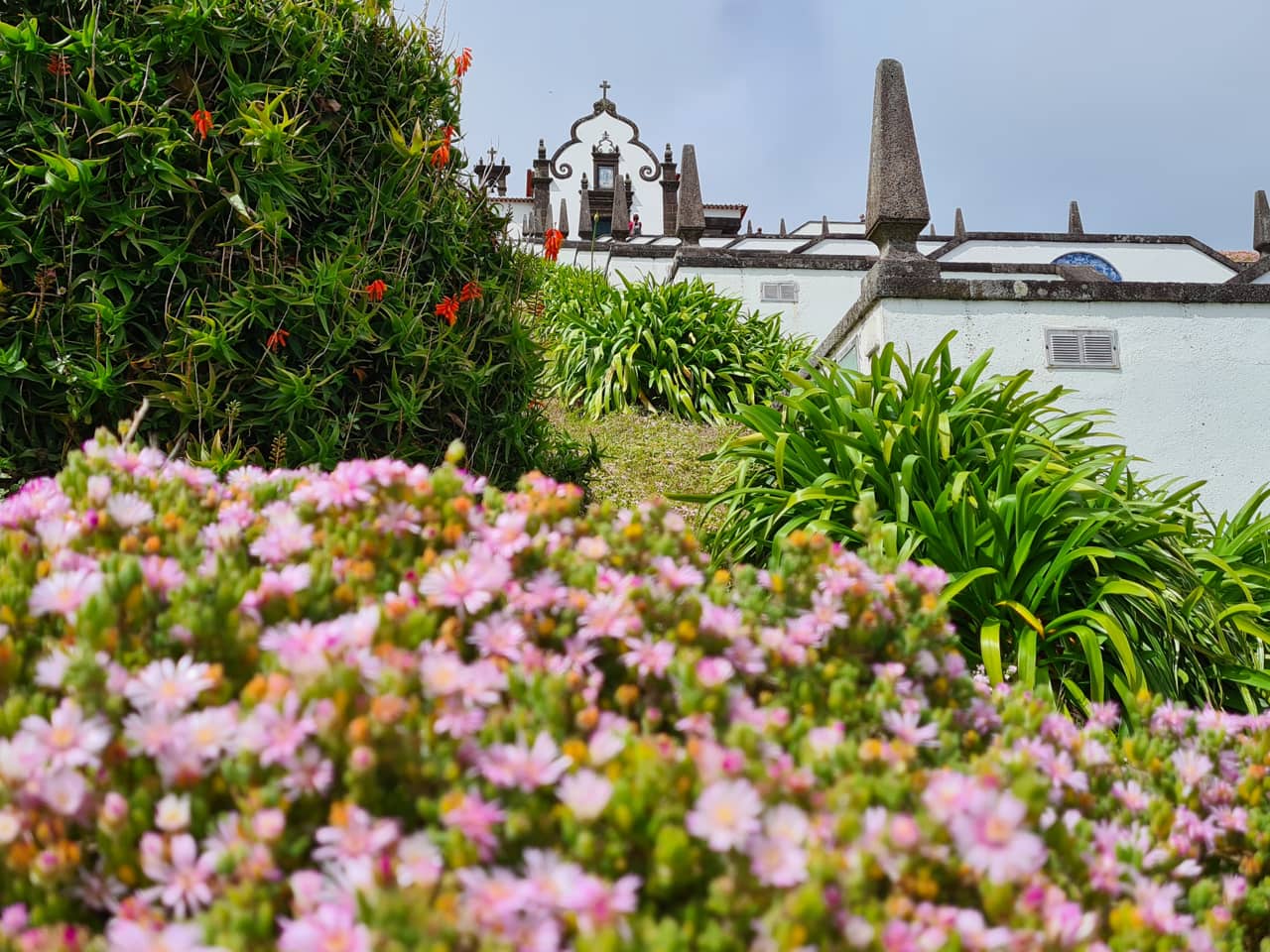 dieKirche Nossa Senhora da Paz in Vila Franca do Campo auf der Azoreninsel San Miguel