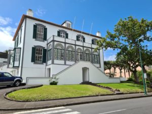 Die Häuser der Deutschen Kolonie auf der Azoreninsel Faial