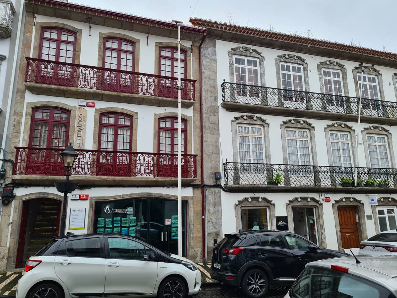 Häuserzeile in Angra do Heroísmo auf der Azoreninsel Terceira