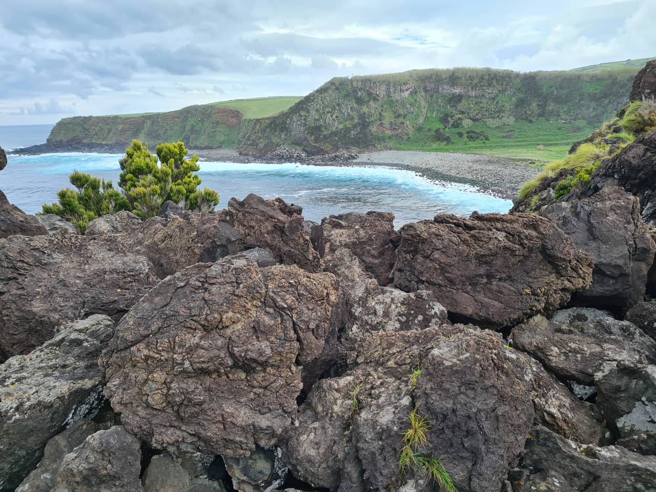 Die Fajã da Alagoa an der Nordküste der Insel Terceira.