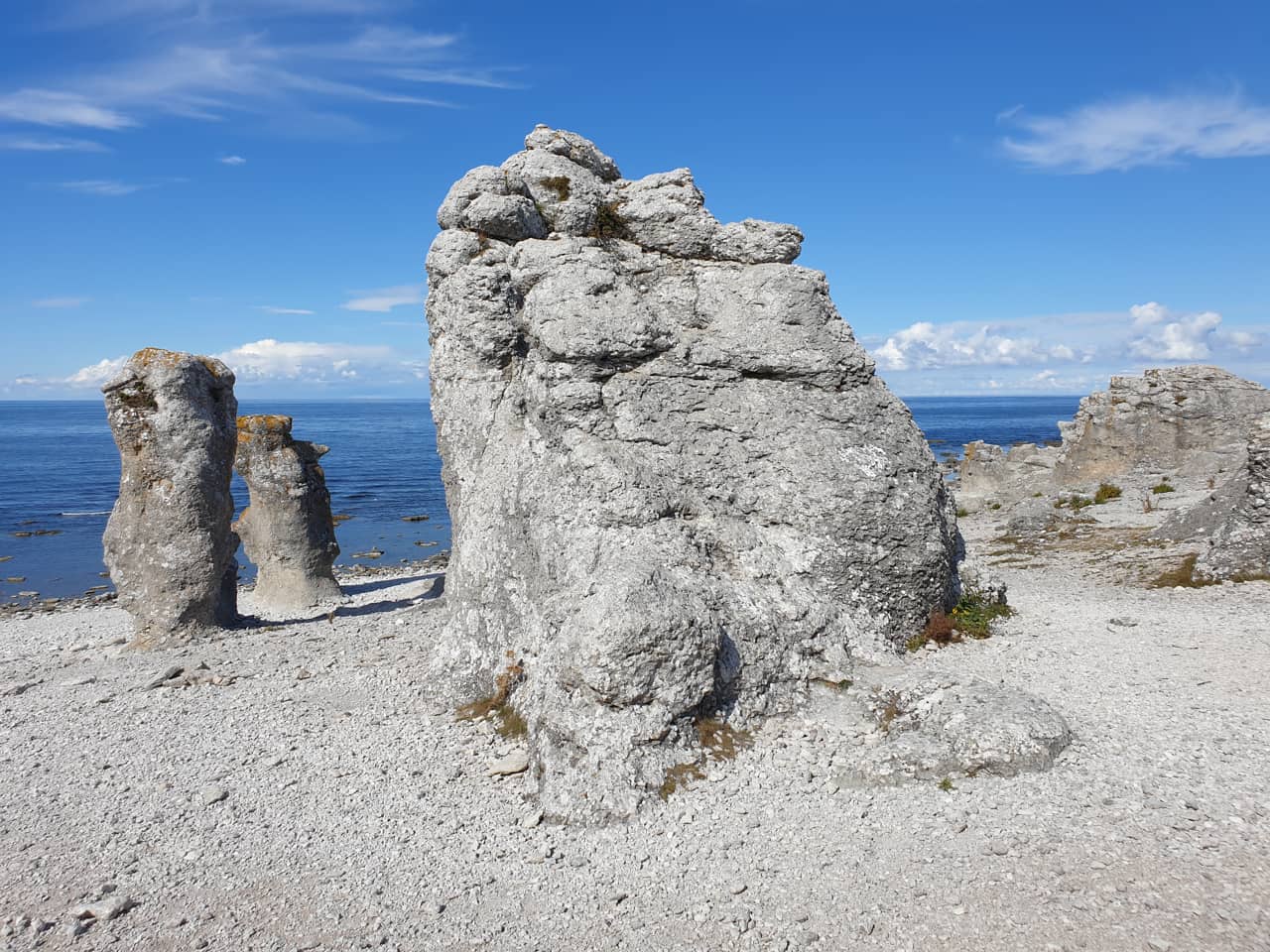 Kalksteinsäulen namens Rauken auf der schwedischen Insel Gotland