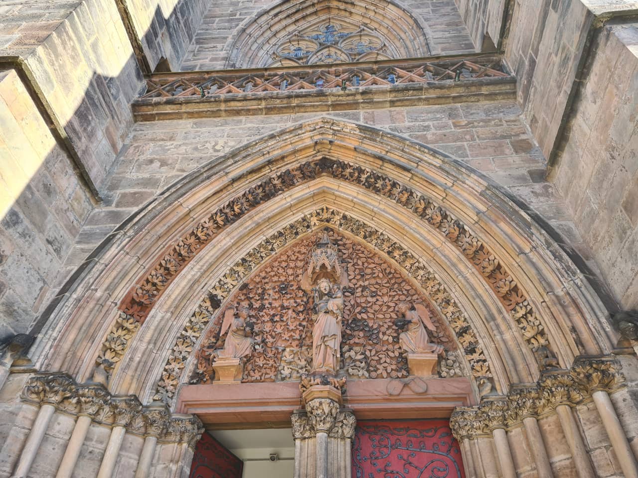 das Portal der Elisabethkirche im hessischen Marburg