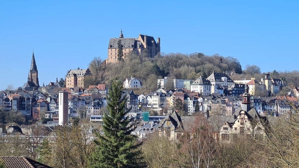 Blick auf die hessische Kleinstadt Marburg mit dem Landgrafenschloss