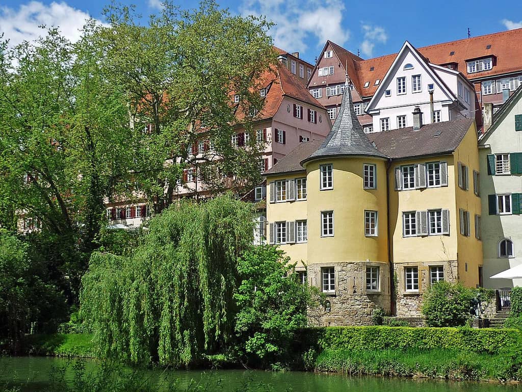 Tübingens Schokoladenseite: die Neckarfront mit dem Hölderlinturm