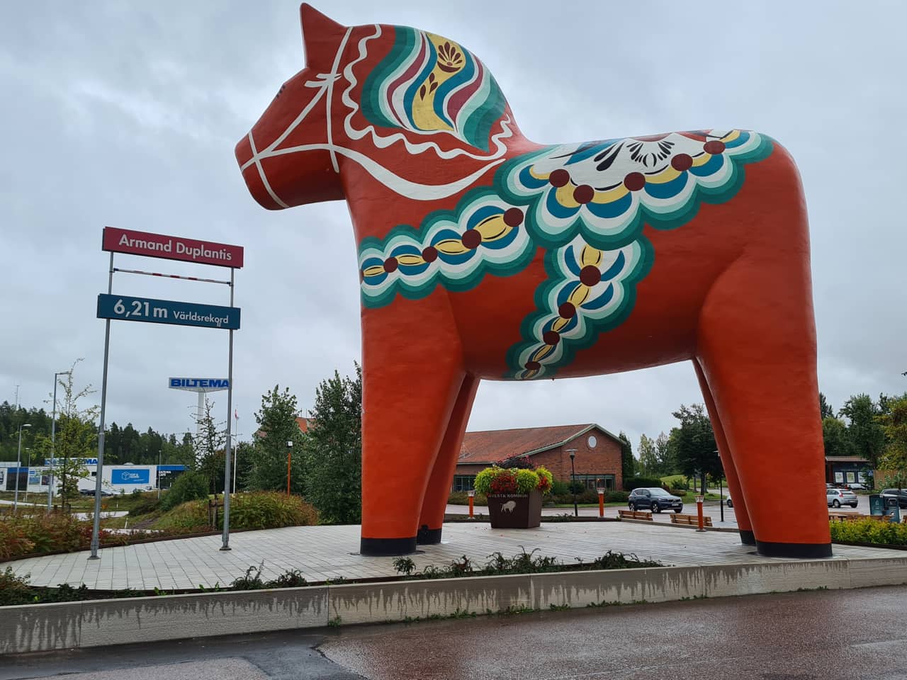 Das große Dala-Pferd steht in einem Industriegebiet in Avesta in der schwedischen Provinz Dalarna