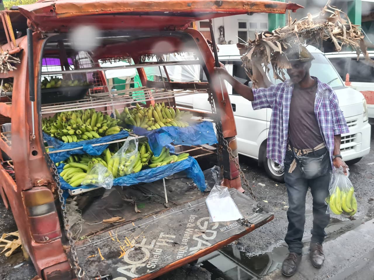 ein Obstverkäufer auf Dominica.