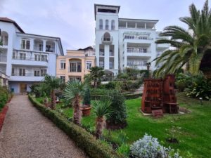 der Hotelgarten des Hotels Miramar in Opatija