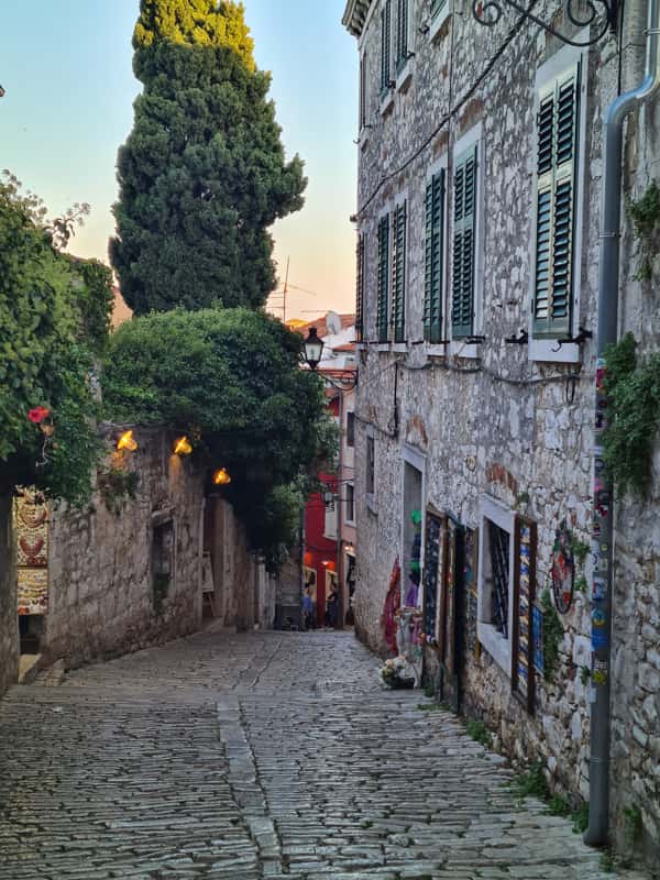 Die Via Grisia ist eine der schönsten Gassen in Rovinj, Kroatien