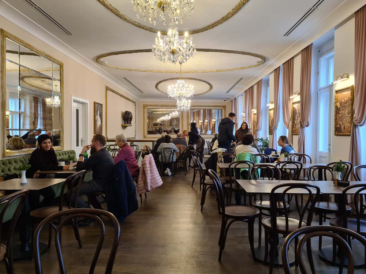 Das Café "Elefant" zählt zu den luxuriösesten Kaffeehäusern in Karlsbad, Tschechien