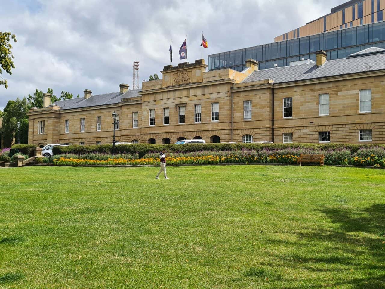 das Parlamentsgebäude sowie die alten Lagerhäuser an der Salamancastreet in Hobart auf der Insel Tasmanien, Neuseeland