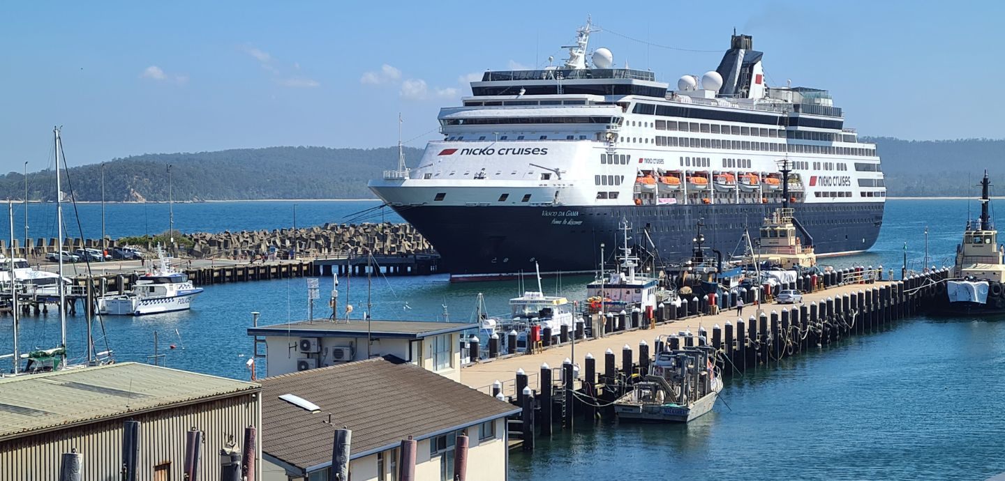 die "Vasco da Gama" von Nicko Cruises im Hafen von Eden, Australien