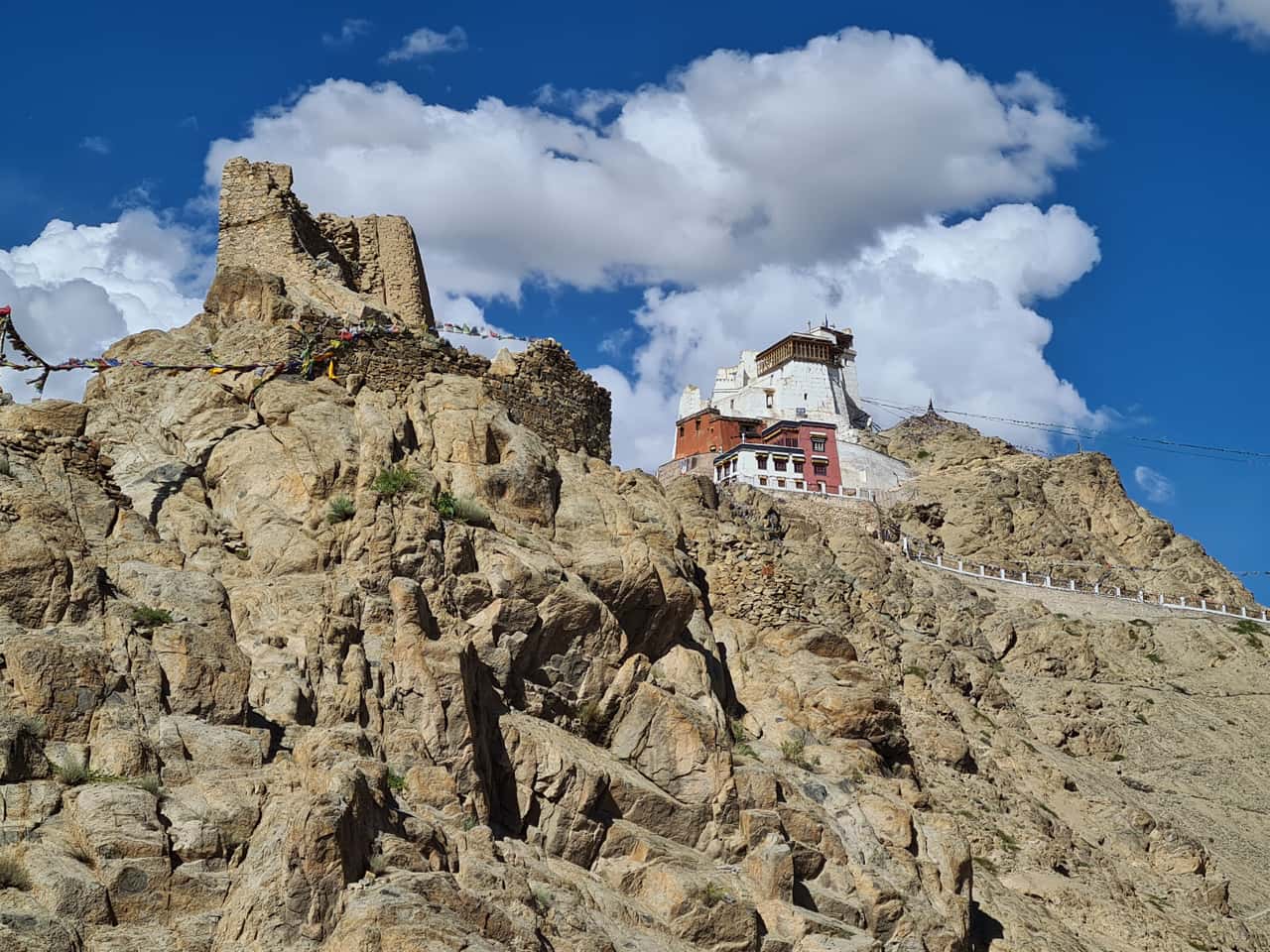 Blick auf Ladakhs Hauptstadt Leh im Norden von Indien, im Himalaya