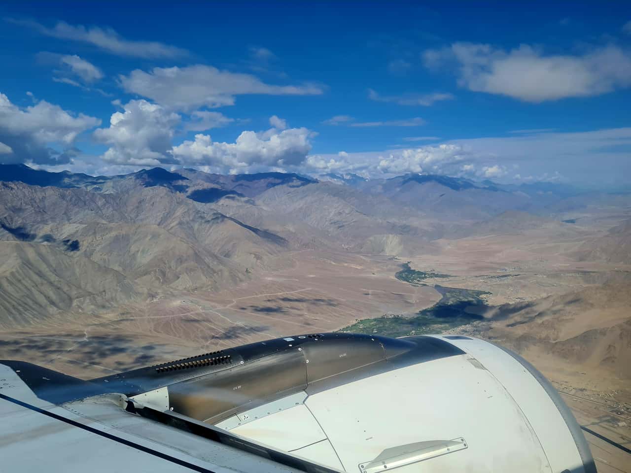 Flugzeug beim Anflug auf Leh, der Hauptstadt von Ladakh im Norden von Indien, im Himalaya