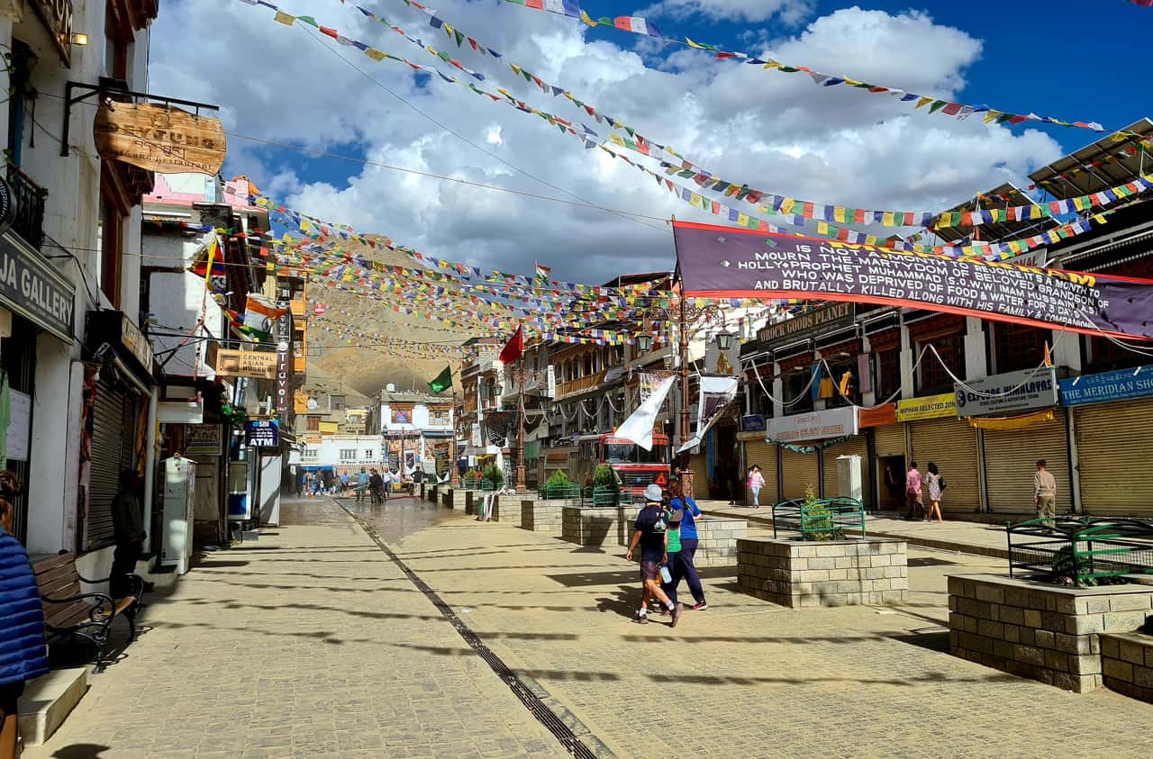 Straßenszene in Leh, der Hauptstadt Ladakhs im Norden Indiens im Himalaya