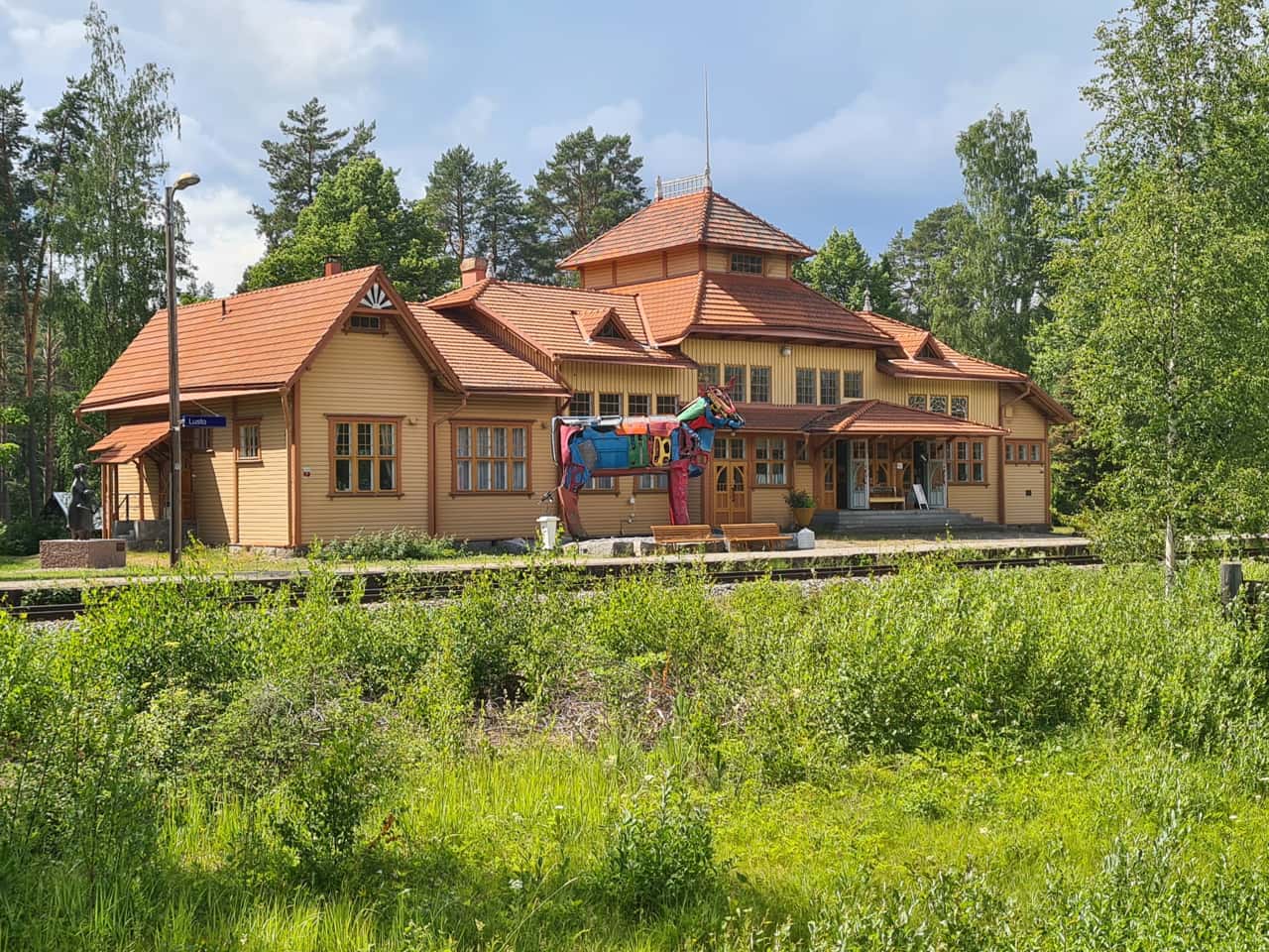 das Bahnhofsgebäude von Lutso am Saimaa-See im Südosten Finnlands.