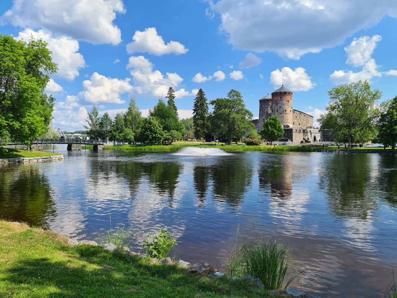 Die Burg Olavinlinna in Savonlinna im Südosten Finnlands.