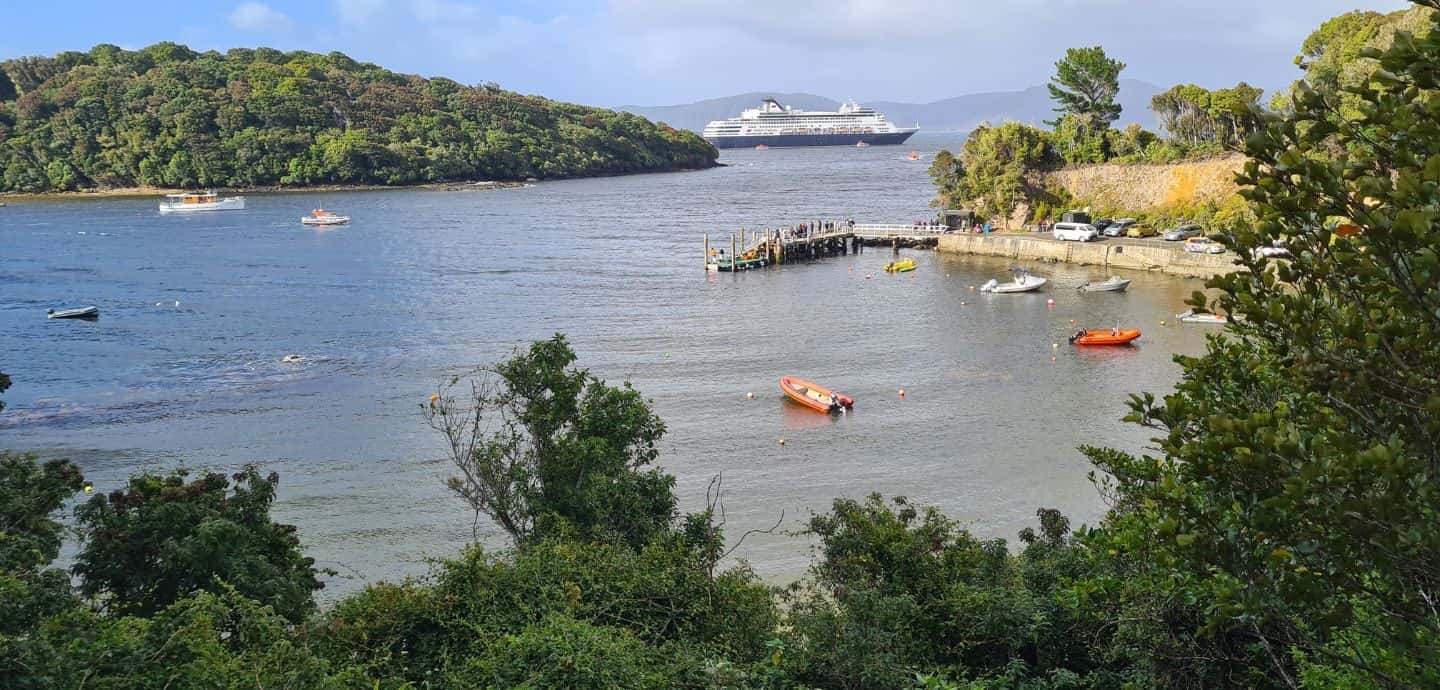 das Kreuzfahrtschiff Vasco da Gama vor Stewart Island, Neuseeland