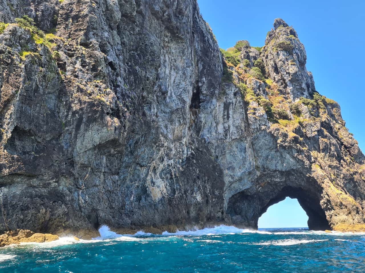 Der Felsen Hole-in-the-rock in der Bay of islands auf Neuseelands Nordinsel