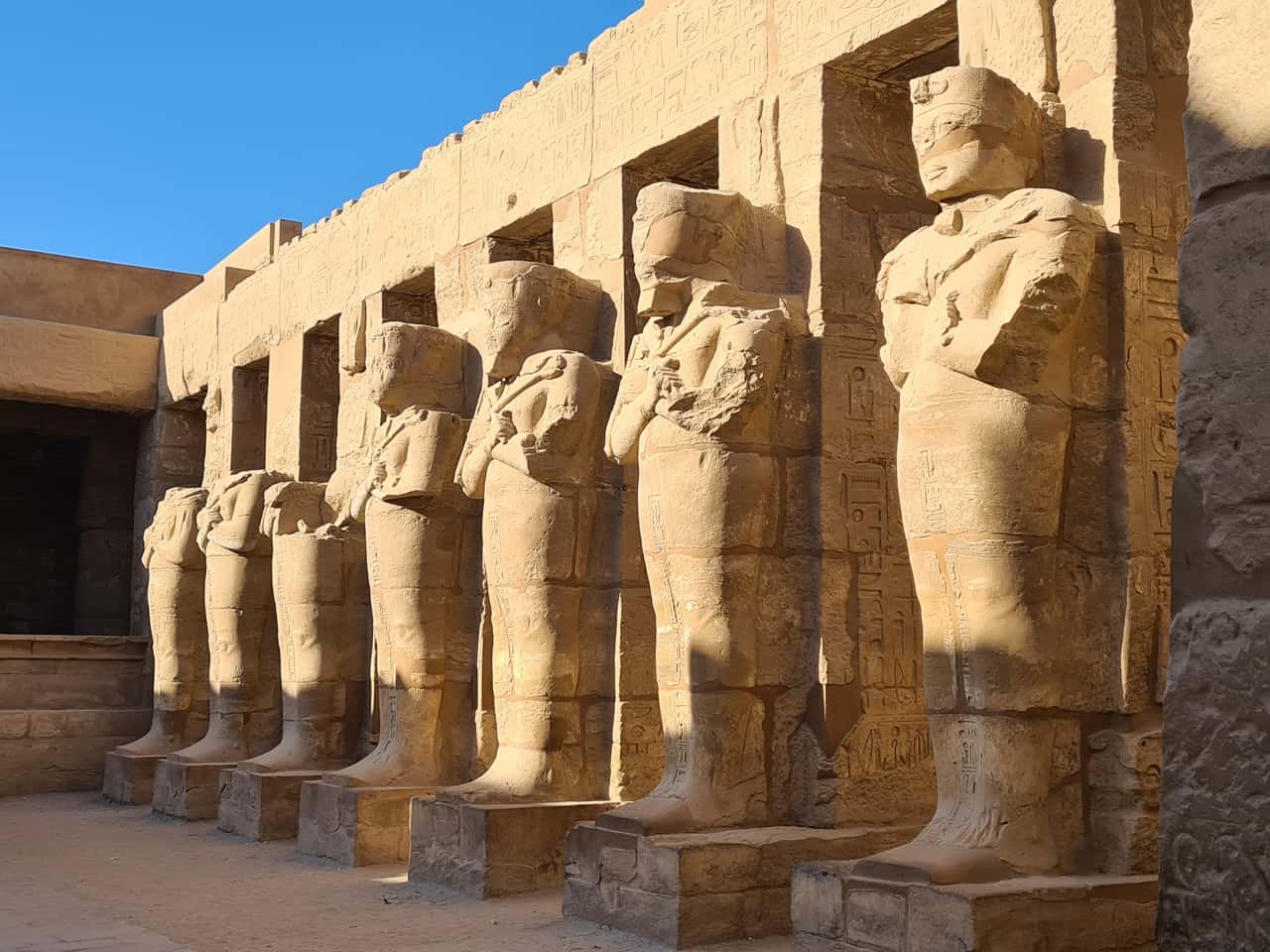 Kolossalstatuen im Karnaktempel in Luxor