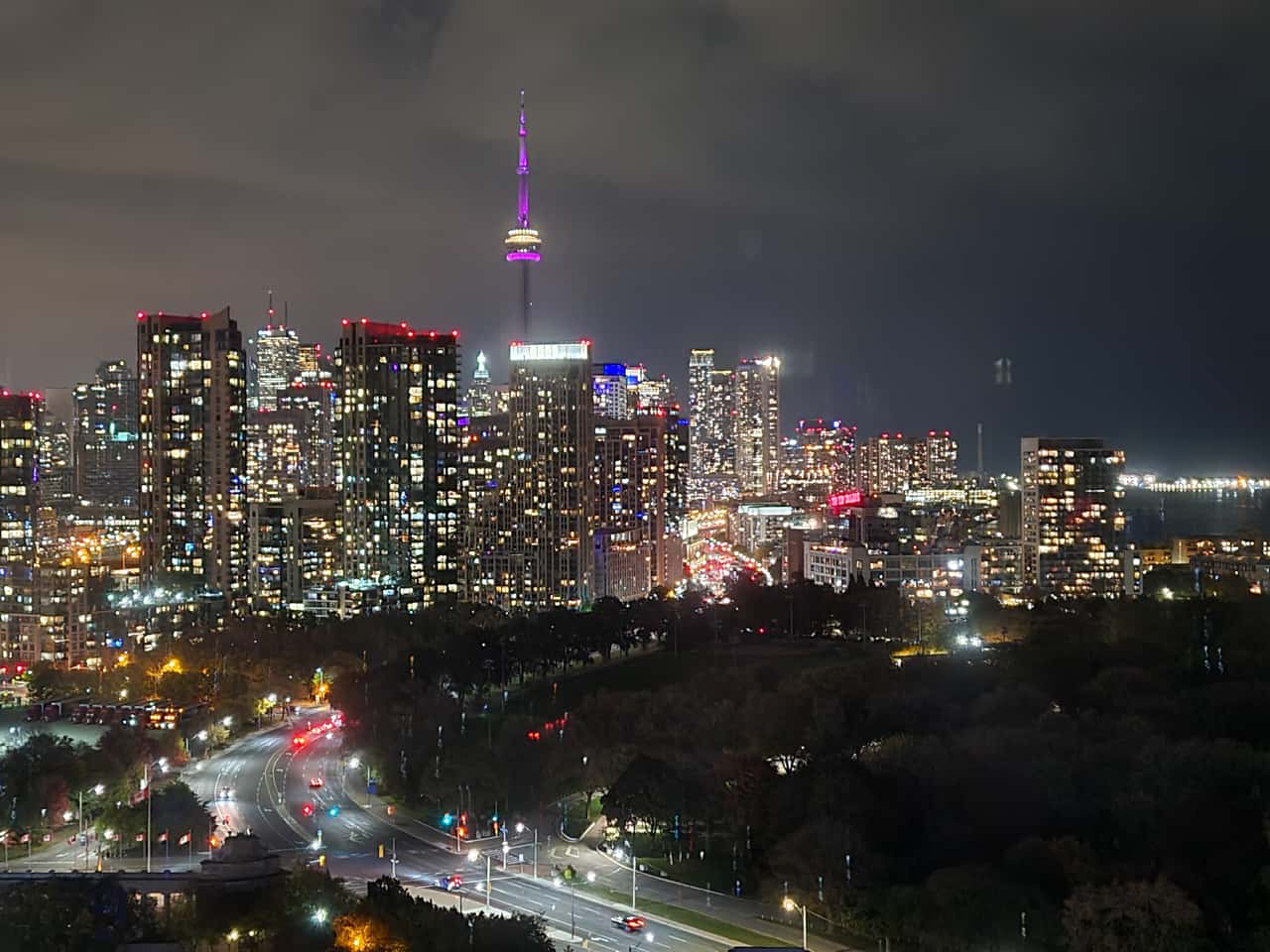 Blick auf die abendliche Skyline von Toronto, Kanada