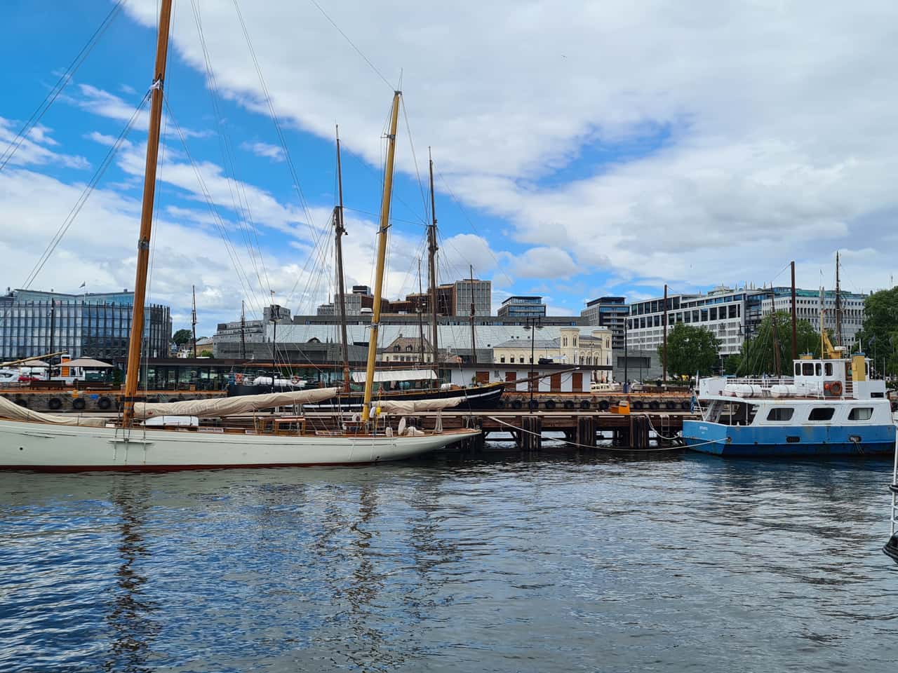 Anleger für Ausflugsboote beim Rathaus von Oslo, Norwegen