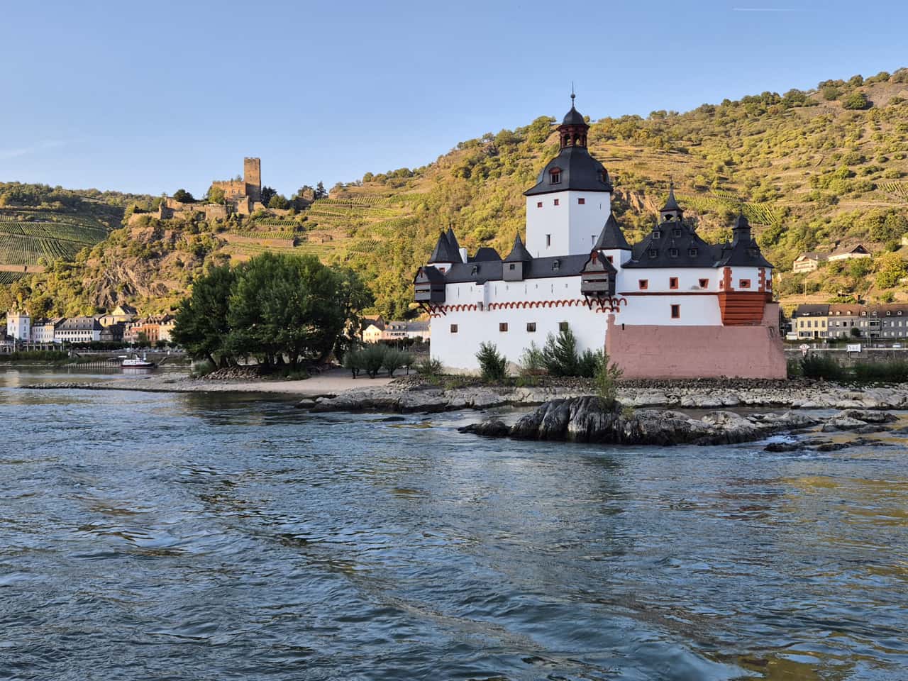 Die Kaub mit Burg Gutenfels im Hintergrund 