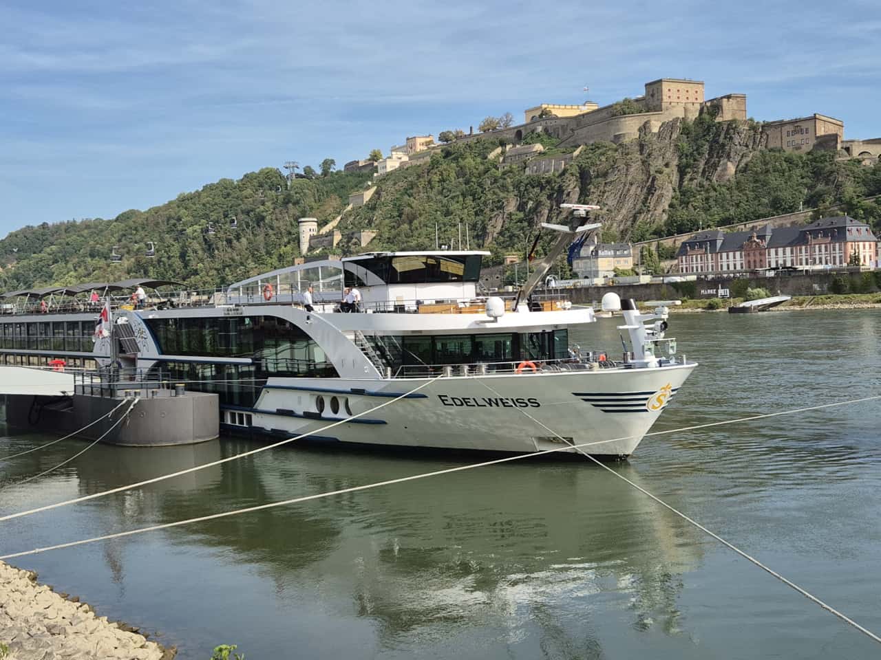 Die MS "Edelweiss" vor der Festung Ehrenbreitstein in Koblenz