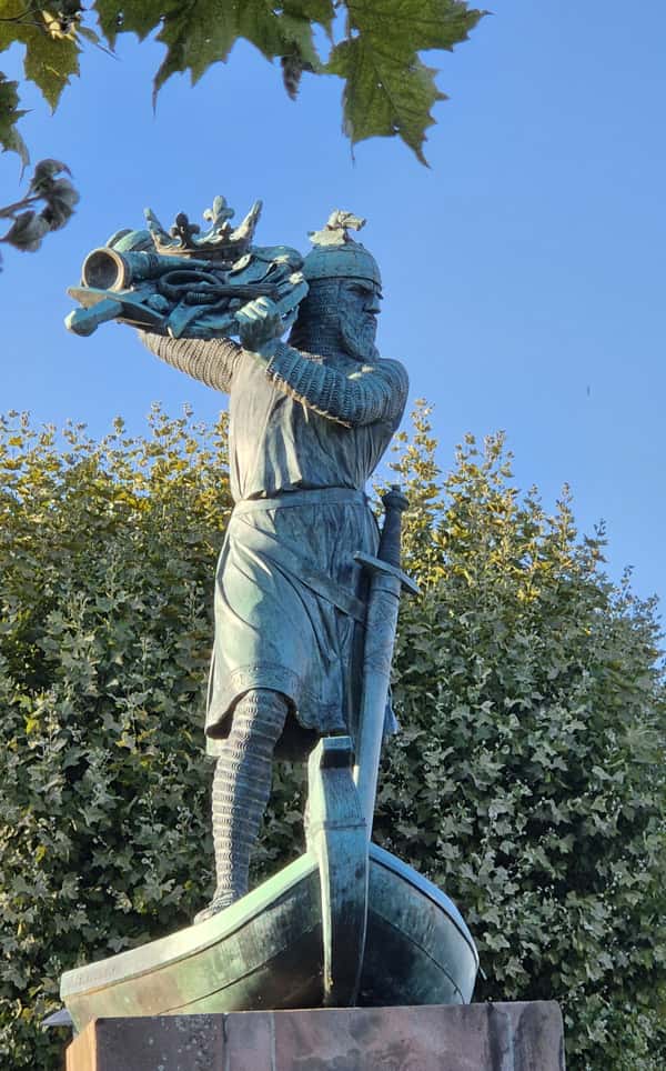 Das Denkmal von Hagen von Tronje am Rheinufer in Worms