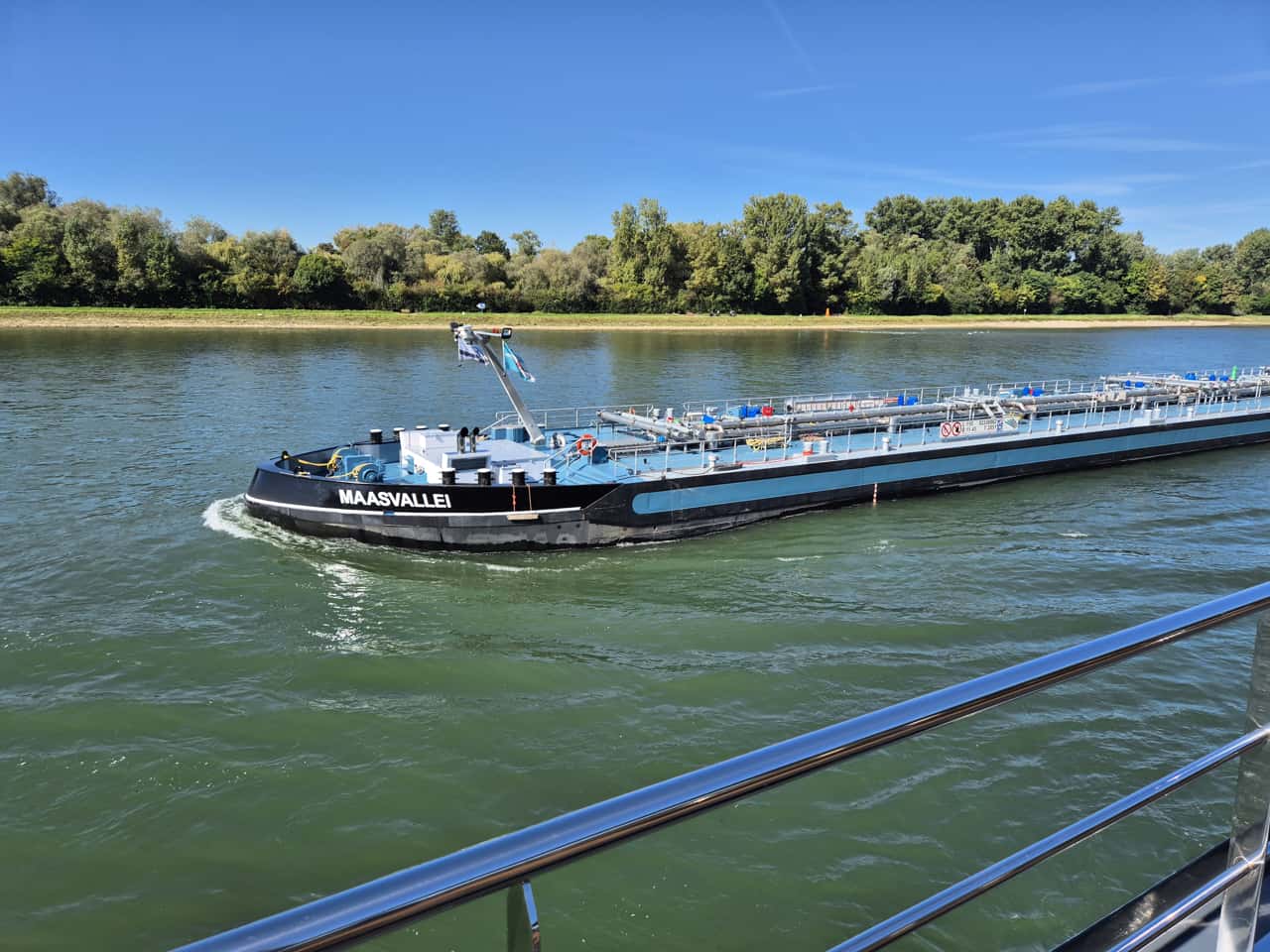 Frachter auf dem Rhein