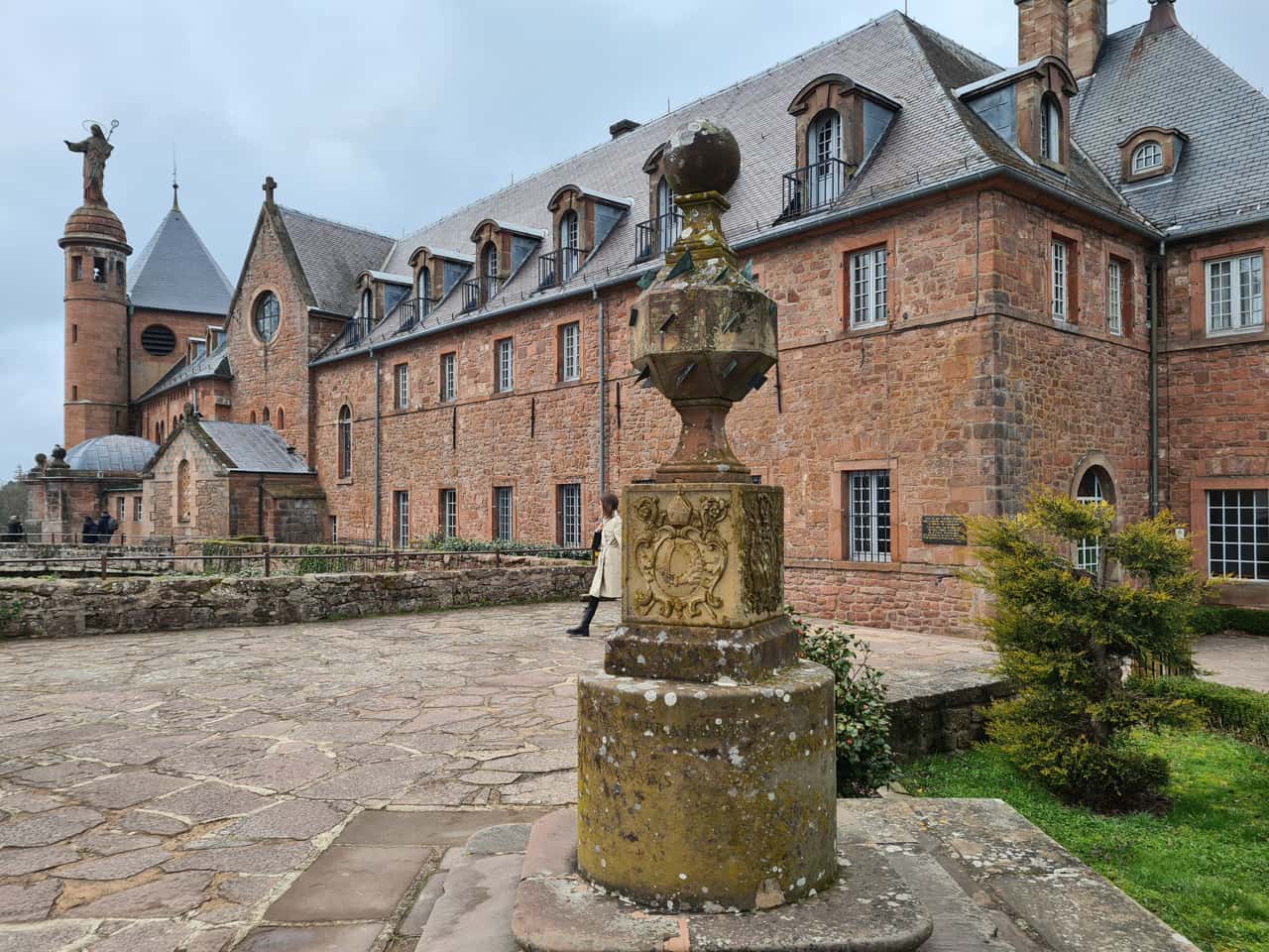 Der Odilienberg mit dem Kloster thront hoch über der Rheinebene.