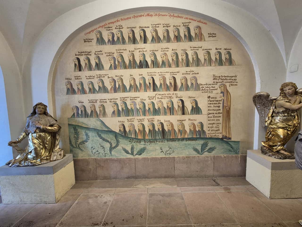 Der Odilienberg mit dem Kloster thront hoch über der Rheinebene.