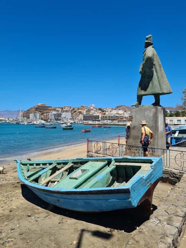 Die Statue von Diogo Gomes in Mindelo auf der Kapverdeninsel São Vicente