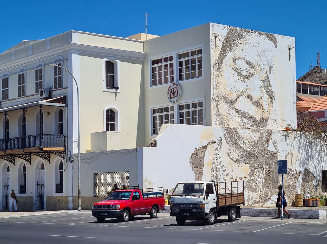 Ein Mural von Cesária Évora an einem Haus in Mindelo auf der Kapverdeninsel São Vicente 