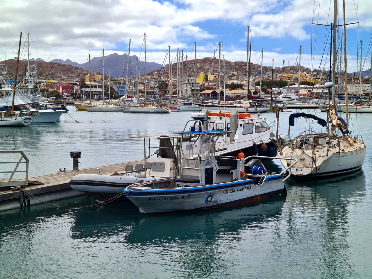 Der Naturhafen von Mindelo auf der Kapverdeninsel São 