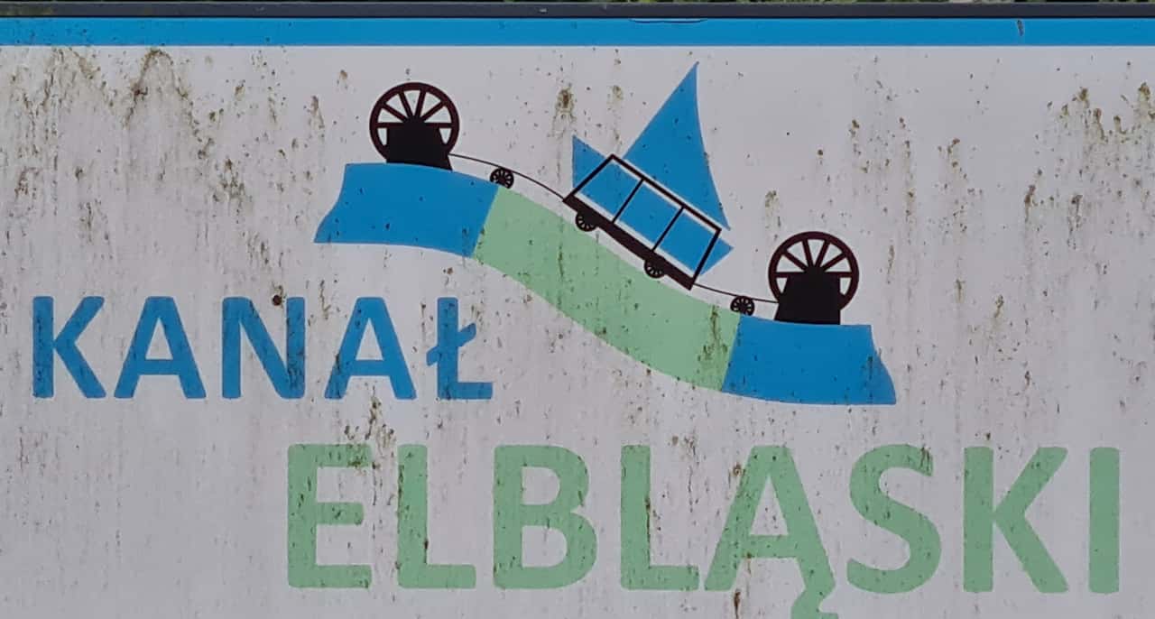 Schild am Oberländer Kanal im Nordwesten von Polen